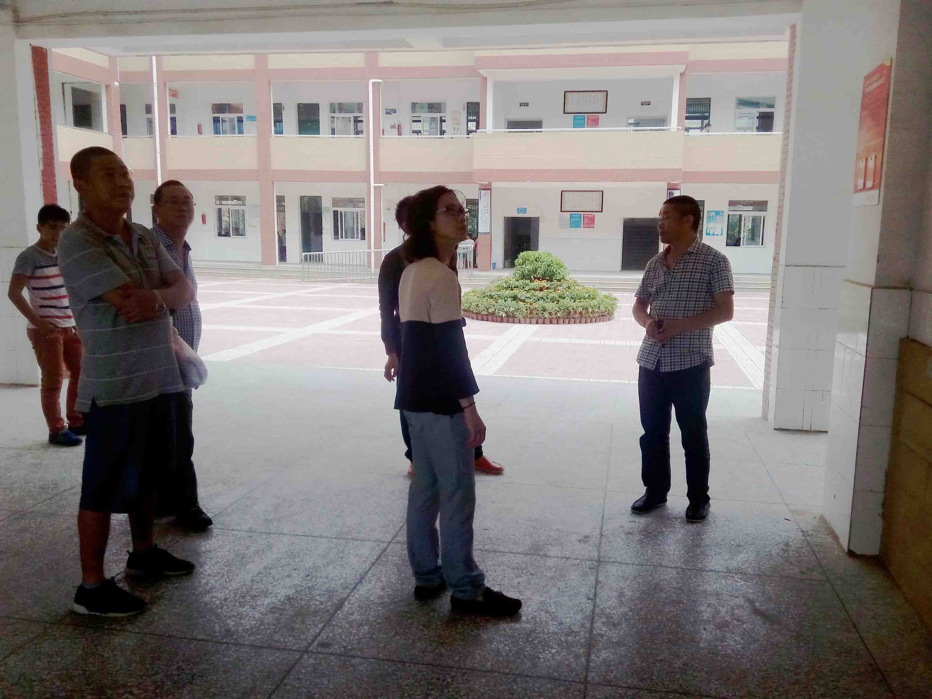 学校工程忙施工 三伏天抓质量抢工期